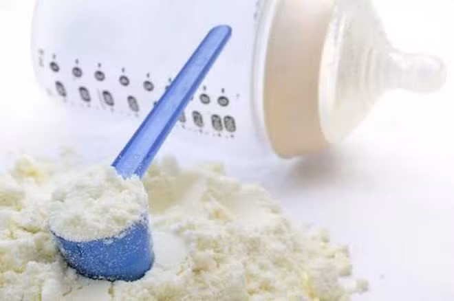 Bộ Y tế cảnh báo 5 sản phẩm sữa nghi nhiễm độc tố do vi khuẩn tạo ra, có thể gây ảnh hưởng đến sức khỏe trẻ nhỏ. Ảnh: AI