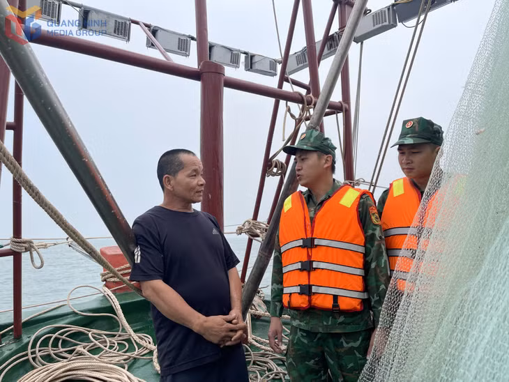 Đồn Biên phòng Quảng Đức tuyên truyền, hướng dẫn ngư dân nâng cao cảnh giác phát hiện, tố giác hành vi vận chuyển hàng hóa trái phép, xuất nhập cảnh trái phép.