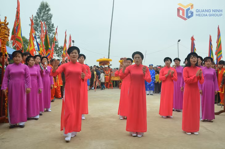 Hát cửa đình tại lễ hội đình Tràng Y xã Đầm Hà.