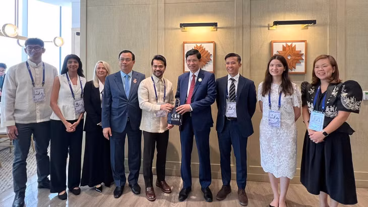 Thứ trưởng Văn hóa, Thể thao và Du lịch Hồ An Phong tặng quà lưu niệm cho đoàn doanh nghiệp USABC. (Ảnh: TITC)