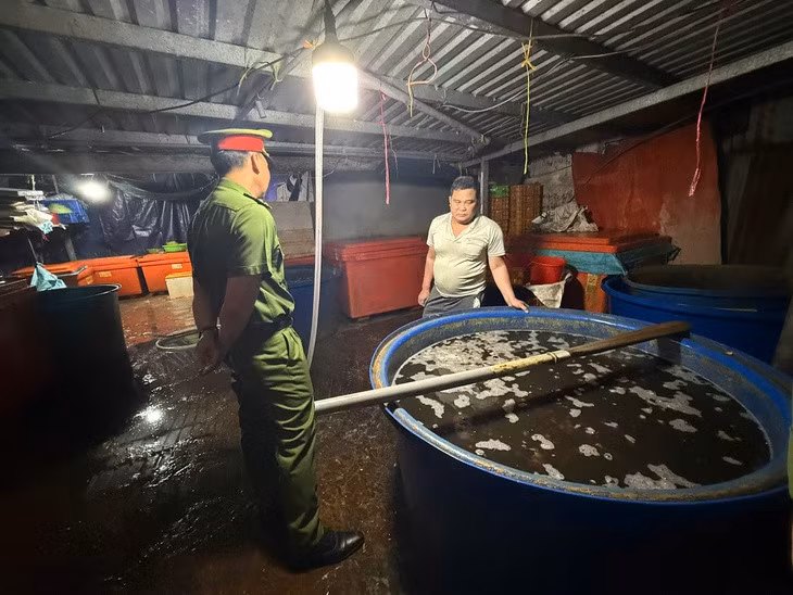 Công an TP.HCM bắt quả tang ông Huỳnh Văn Trường ngâm ốc với hóa chất - Ảnh: Công an TP.HCM