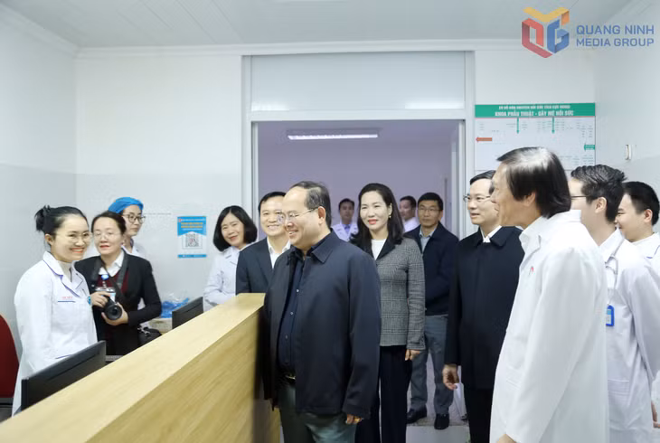 Đồng chí Bí thư Tỉnh ủy trò chuyện với y, bác sỹ Khoa phẫu thuật gây mê hồi sức.