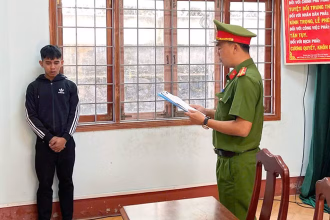 Công an tỉnh Gia Lai thi hành lệnh bắt tạm giam đối với SING. Ảnh: Công an