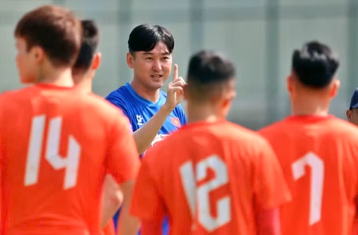 Trợ lý HLV Lee Jung Soo (áo xanh) - Ảnh: ANH KHOA