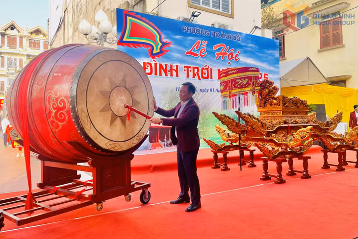 Đồng chí Nguyễn Tuấn Minh, Bí thư Đảng ủy, Chủ tịch HĐND phường Hoành Bồ đánh trống khai mạc lễ hội.