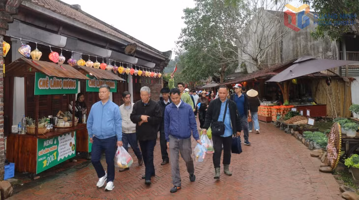 Du khách hành hương về dự hội xuân Yên Tử.