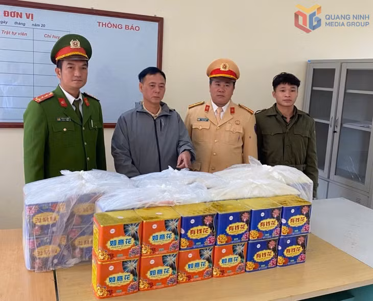 Phòng CSGT Công an tỉnh Quảng Ninh) phối hợp với Công an xã Điền Xá bắt vụ vận chuyển trái phép gần 1 tạ pháo lậu.