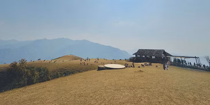Bạn có thể nhâm nhi ly cà phê hay ly trà ấm nóng trên tay, ngắm biển mây mênh mông bồng bềnh vào những ngày đẹp trời, sau lưng là núi đồi trùng điệp màu cỏ cháy, cảm giác như mọi muộn phiền đều được gió cuốn đi.