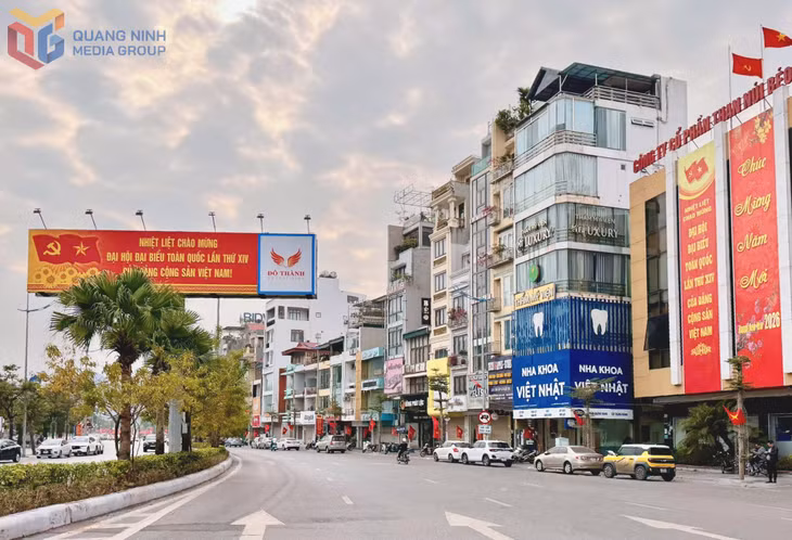 Không chỉ các tuyến đường, con phố, các cơ quan, đơn vị cũng được trang trí rực rỡ với cờ hoa, băng rôn, biểu ngữ