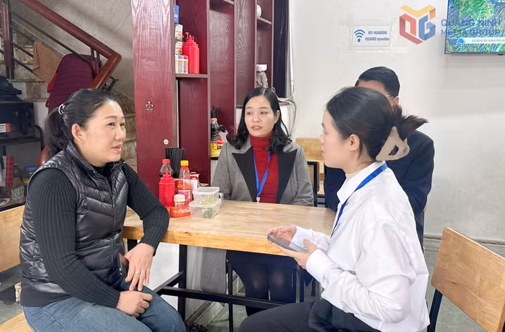 Điều tra viên tổ chức lấy phiếu điều tra tại các sơ sở sản xuất, kinh doanh ngay sau Lễ ra quân