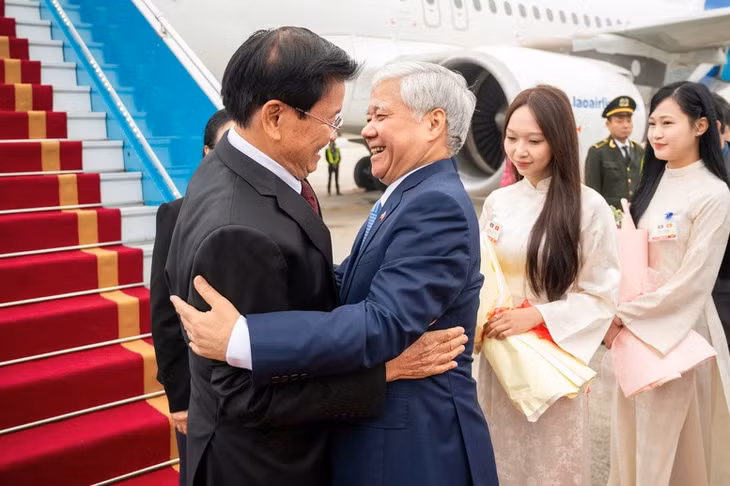 Phó Chủ tịch Thường trực Quốc hội Đỗ Văn Chiến đón Tổng Bí thư Ban Chấp hành Trung ương Đảng Nhân dân cách mạng Lào, Chủ tịch nước Cộng hòa Dân chủ Nhân dân Lào Thongloun Sisoulith tại sân bay Quốc tế Nội Bài - Ảnh: VGP/Nhật Bắc