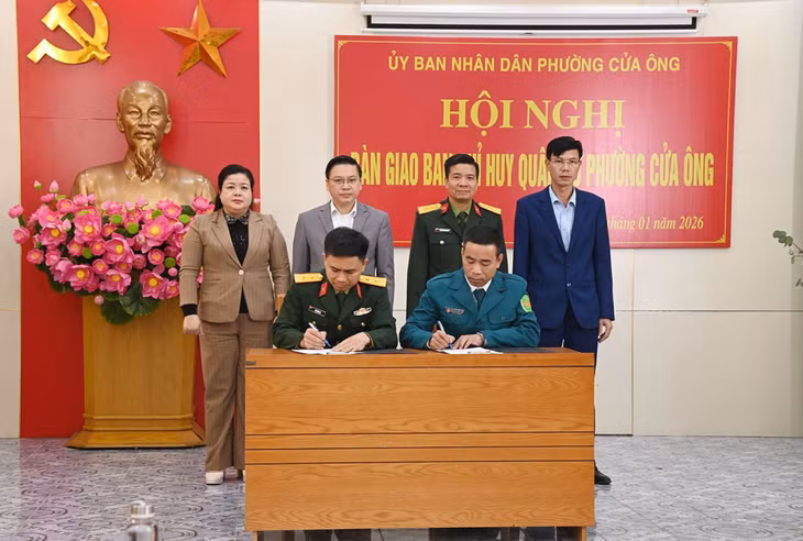 Trung tá Đỗ Xuân Tự, nguyên Phó Chỉ huy trưởng Ban Chỉ huy phòng thủ khu vực 2 - Bình Liêu, được bổ nhiệm giữ chức Chỉ huy trưởng Ban CHQS phường Cửa Ông (đồng chí Đỗ Xuân Tự ký kết biên bản bàn giao tiếp nhận Ban CHQS phường).