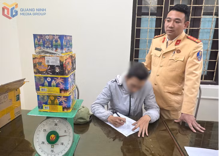 Đối tượng T cùng tang vật là 6,6kg pháo hoa nổ tại cơ quan Công an.