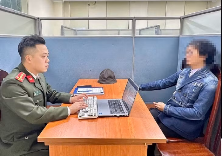 Cơ quan công an làm việc với trường hợp vi phạm.