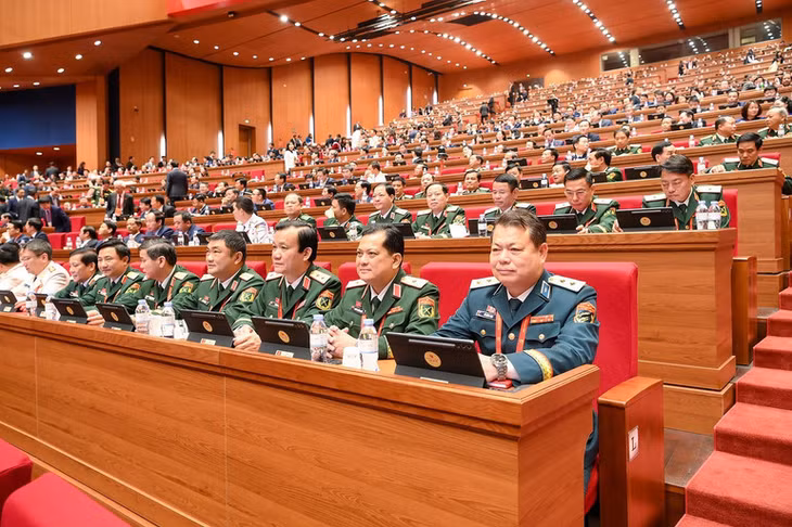 Đại biểu dự phiên tham luận tại hội trường.