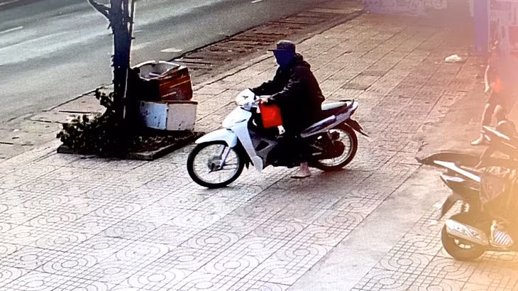 Hình ảnh người đàn ông cướp tiệm vàng tại xã Nhân Cơ, tỉnh Lâm Đồng lên xe máy tẩu thoát - Ảnh cắt từ video camera an ninh