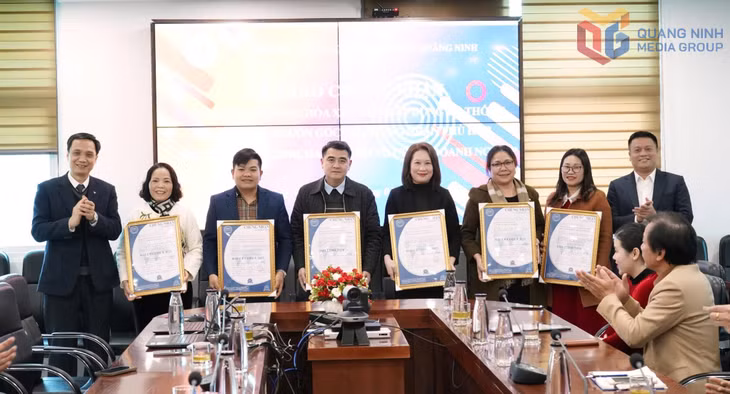 Đại diện các tổ chức, hộ kinh doanh và doanh nghiệp trong lĩnh vực dịch vụ ăn uống, nhà hàng, trung tâm sự kiện được trao Giấy chứng nhận phù hợp tiêu chuẩn ISO 22000 và HACCP.