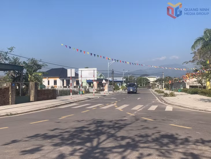 Các tuyến đường trung tâm của xã Quảng Tân ngày càng khang trang và đẹp hơn.