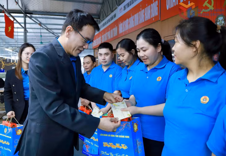 Chủ tịch LĐLĐ tỉnh Tô Xuân Thao tặng quà Tết cho công nhân Công ty TNHH Sản xuất và thương mại Sao Mai Quảng Ninh.