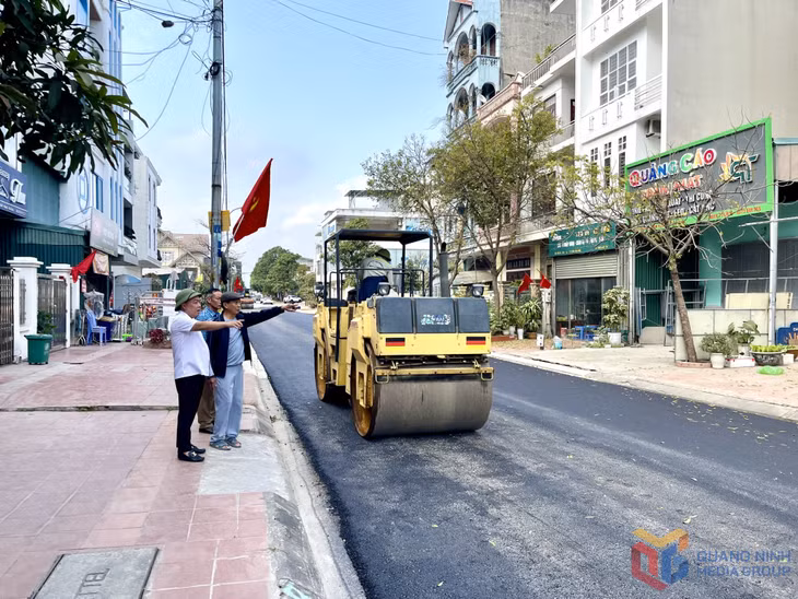 Lãnh đạo UBND phường Hồng Gai và đại diện khu dân cư trên địa bàn, giám sát chặt chẽ quá trình triển khai thi công dự án.