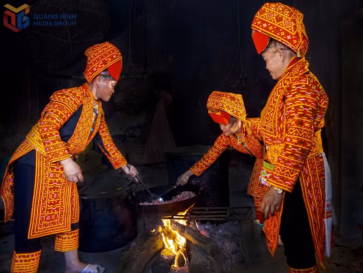 Bếp ấm cuối năm của chị em phụ nữ Dao Lô Gang.