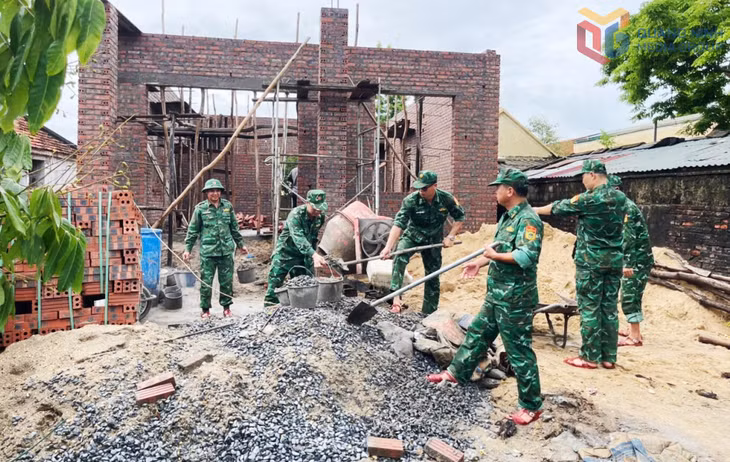 Cán bộ, chiến sĩ Đồn Biên phòng Trà Cổ giúp người dân ngày công xây dựng nhà hưởng ứng phong trào “Chung tay xóa nhà tạm, nhà dột nát" năm 2025.