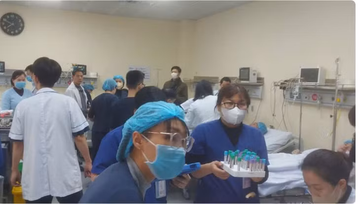 Người dân sinh sống trong ngôi nhà cháy được thăm khám sức khoẻ tại Bệnh viện E.