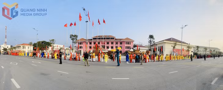 Nghi lễ rước kiệu tại Lễ hội đình Trới (phường Hoành Bồ) với hàng trăm người dân đến từ 32 khu phố của phường tham gia.