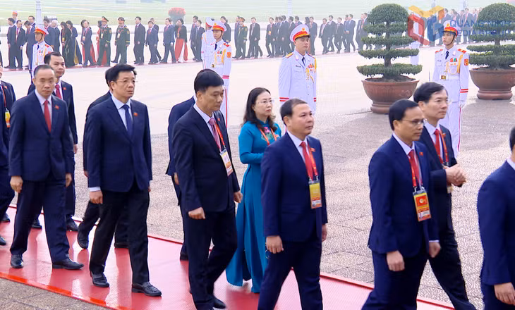 Đoàn đại biểu Đảng bộ tỉnh Quảng Ninh dự Đại hội XIV của Đảng vào viếng Lăng Chủ tịch Hồ Chí Minh.