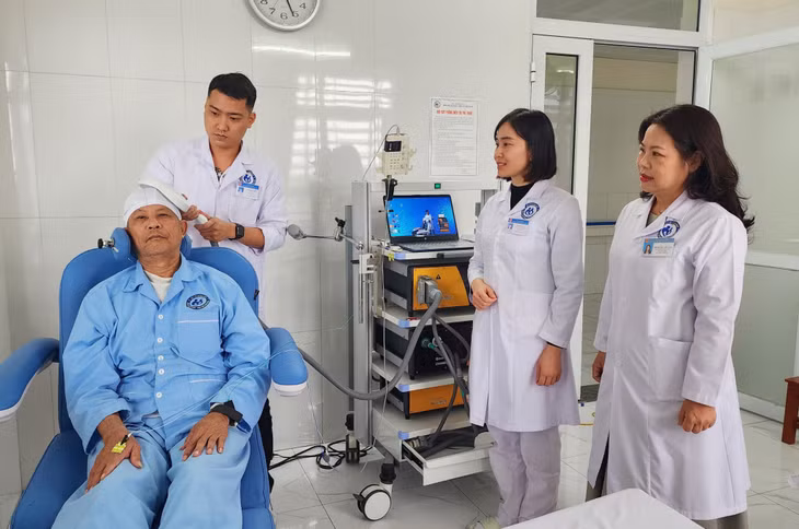 Các bác sĩ Bệnh viện Lão khoa - Phục hồi chức năng tỉnh điều trị mất ngủ cho người bệnh.