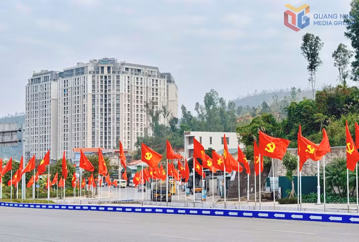 Đảo giao thông khu vực ngã 3 Hùng Thắng ngập trong sắc đỏ vàng của cờ Đảng, cờ Tổ quốc.