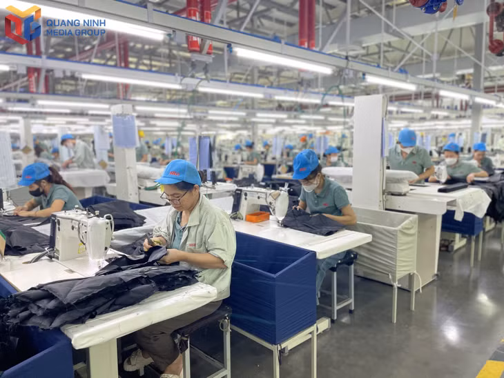 Sản xuất hàng hóa tại Công ty TNHH May mặc Hoa Lợi Đạt (KCN Texhong Hải Hà).