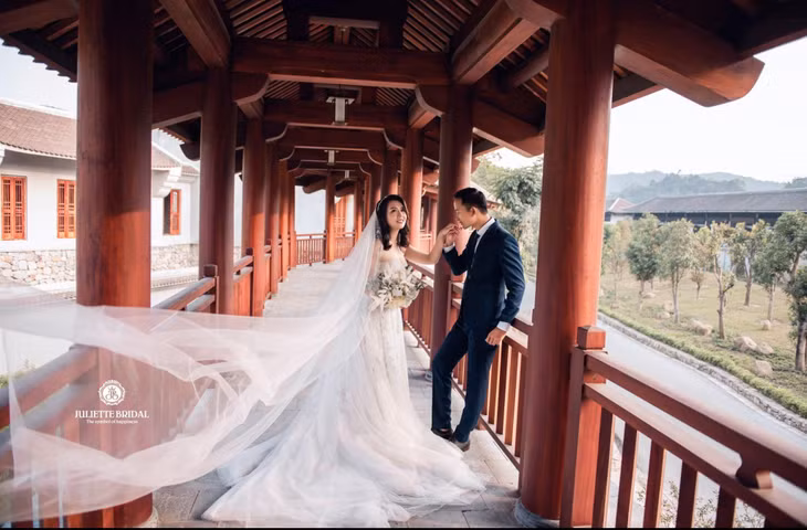 Nhiều bạn trẻ lựa chọn Yên Tử cho ngày trọng đại của cuộc đời. Ảnh: ĐVCC