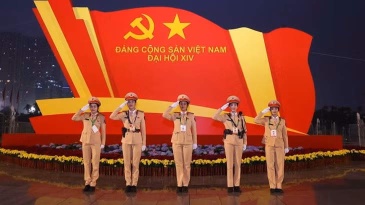 Lực lượng Cảnh sát giao thông làm nhiệm vụ tại khu vực sảnh chính Trung tâm Hội nghị Quốc gia. (Ảnh: TTXVN)
