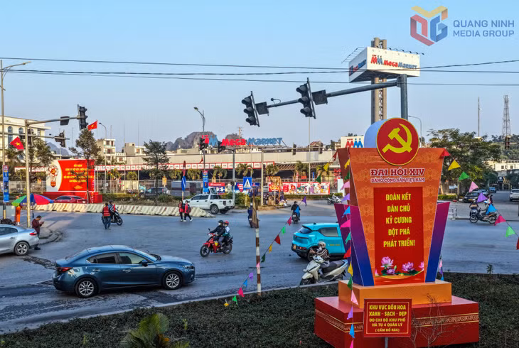 Mô hình thể hiện phương châm của Đại hội đại biểu toàn quốc lần thứ XIV của Đảng được đặt tại tuyến đường trung tâm của phường Hà Tu.