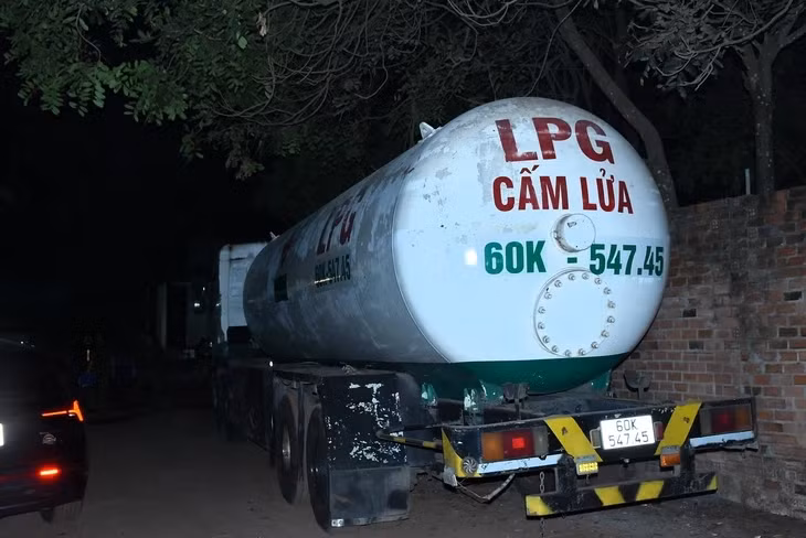 Lực lượng công an thu giữ nhiều ô tô, xe bồn chuyên dụng phục vụ vận chuyển, sản xuất gas giả - Ảnh: Công an Đồng Nai