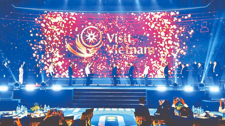 Thực hiện nghi thức ra mắt nền tảng dữ liệu du lịch quốc gia Visit Vietnam. (Ảnh: HOÀNG HÀ)