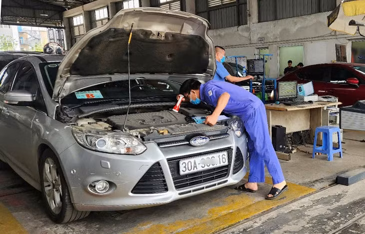 Từ đầu năm 2026, lệ phí cấp giấy chứng nhận kiểm định khi kiểm định định kỳ ô tô dưới 10 chỗ giảm từ 90.000 đồng xuống 40.000 đồng - Ảnh: TUẤN PHÙNG