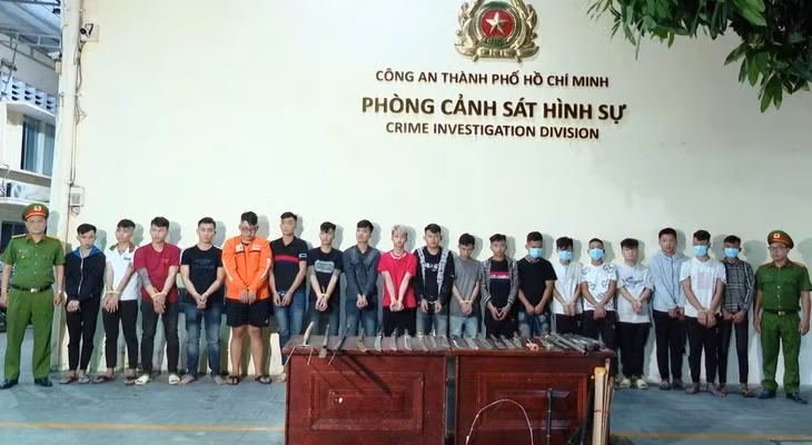 Công an TP.HCM đưa 19 người liên quan vụ chém nhau về làm việc - Ảnh: Công an TP.HCM