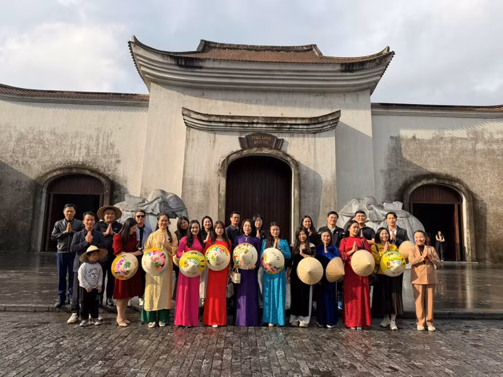 Đoàn famtrip của chi hội lữ hành Thanh Hóa khảo sát tại Trung tâm văn hóa Trúc Lâm Yên Tử. Ảnh: đơn vị cung cấp