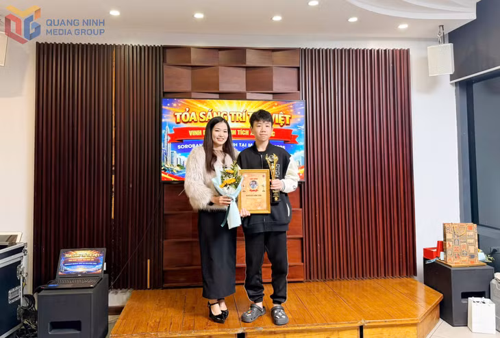 Đại diện Soroban Quảng Ninh trao giấy khen cho học sinh đạt giải vô địch tại cuộc thi.