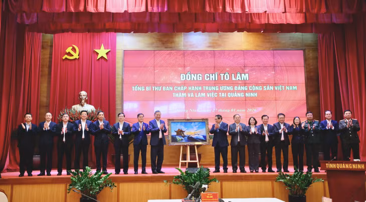 Tỉnh Quảng Ninh trân trọng tặng quà lưu niệm cho Tổng Bí thư Tô Lâm và Đoàn Ban Chấp hành Trung ương Đảng sau cuộc làm việc.