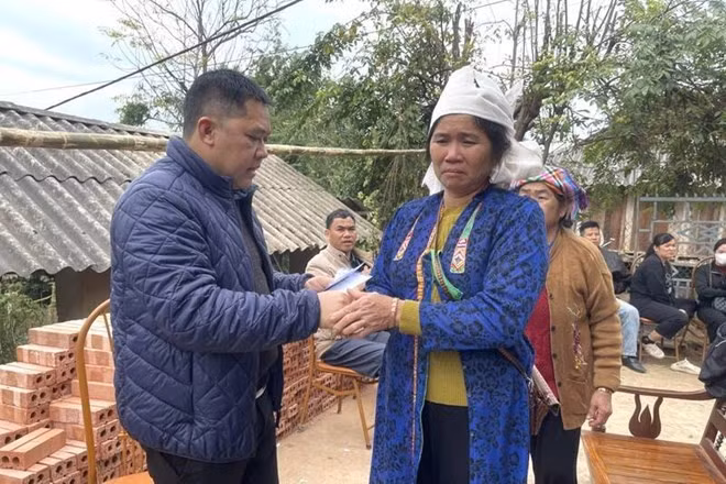 Ông Hoàng Văn Học, Phó Chủ tịch UBND xã Mường Giôn, tỉnh Sơn La thăm hỏi, chia buồn cùng gia đình nạn nhân tử vong do ngộ độc thực phẩm. Ảnh: Nhật Minh