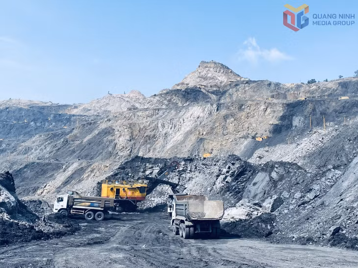 Năm 2026, Than Đèo Nai - Cọc Sáu đặt mục tiêu nâng hệ số huy động thiết bị vận tải bình quân lên hơn 80%, đồng thời phấn đấu tiêu hao nhiên liệu, lốp, vật tư thấp hơn định mức của TKV.