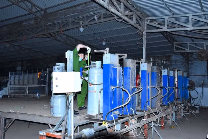 Công an Đồng Nai đồng loạt đột kích 10 địa điểm, thu giữ gần 4.000 bình gas giả các loại - Ảnh: Công an Đồng Nai