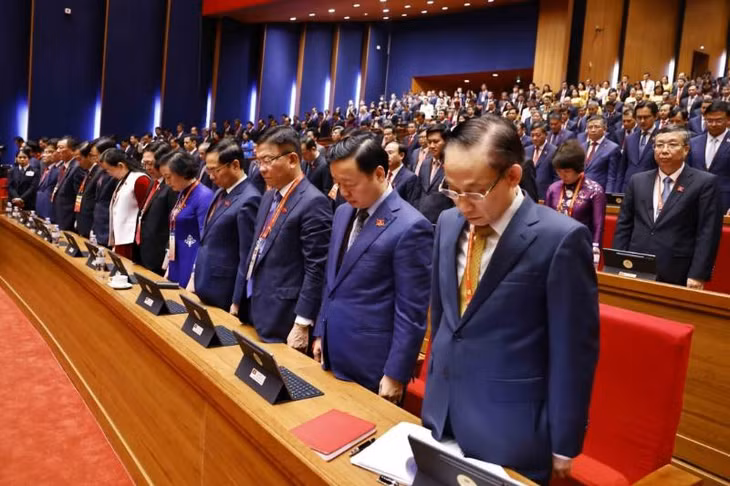 Các đại biểu dành 1 phút mặc niệm tưởng nhớ cố Tổng Bí thư Nguyễn Phú Trọng và các đồng chí Ủy viên BCH TƯ khóa XIII đã từ trần trong nhiệm kỳ Đại hội XIII. 