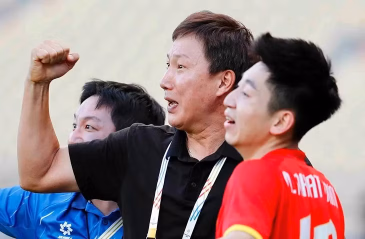 HLV Kim Sang Sik tiếp tục chứng tỏ tài cầm quân cùng U23 Việt Nam - Ảnh: NGUYÊN KHÔI