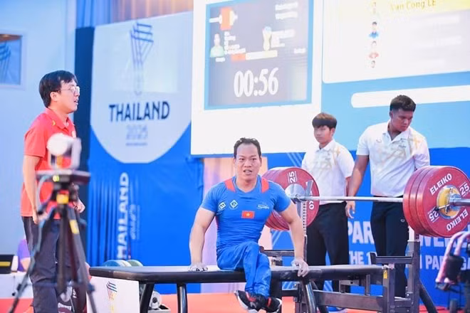 Lực sĩ người khuyết tật Lê Văn Công giành huy chương vàng hạng 49kg nam tại ASEAN Para Games 13. Ảnh: Thái Dương