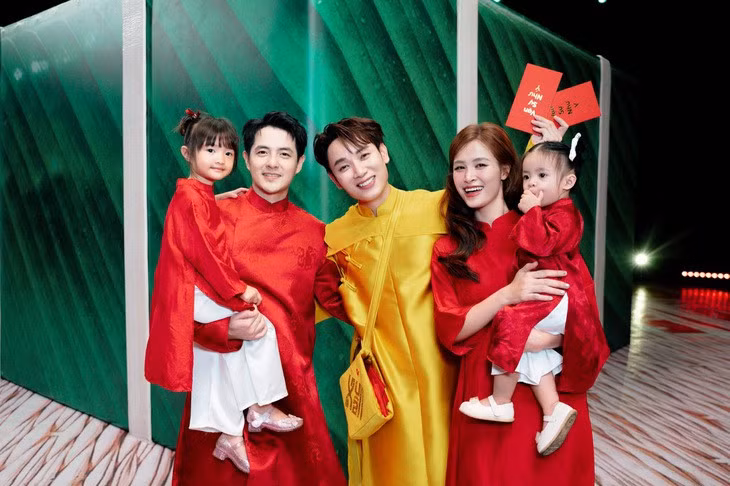 Vợ chồng Ông Cao Thắng - Đông Nhi mang hai bé đóng MV cùng cho xôm - Ảnh: NVCC