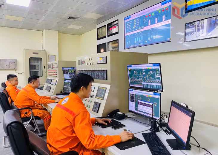 Điều hành sản xuất tại Phòng điều khiển trung tâm Công ty Nhiệt điện Uông Bí.